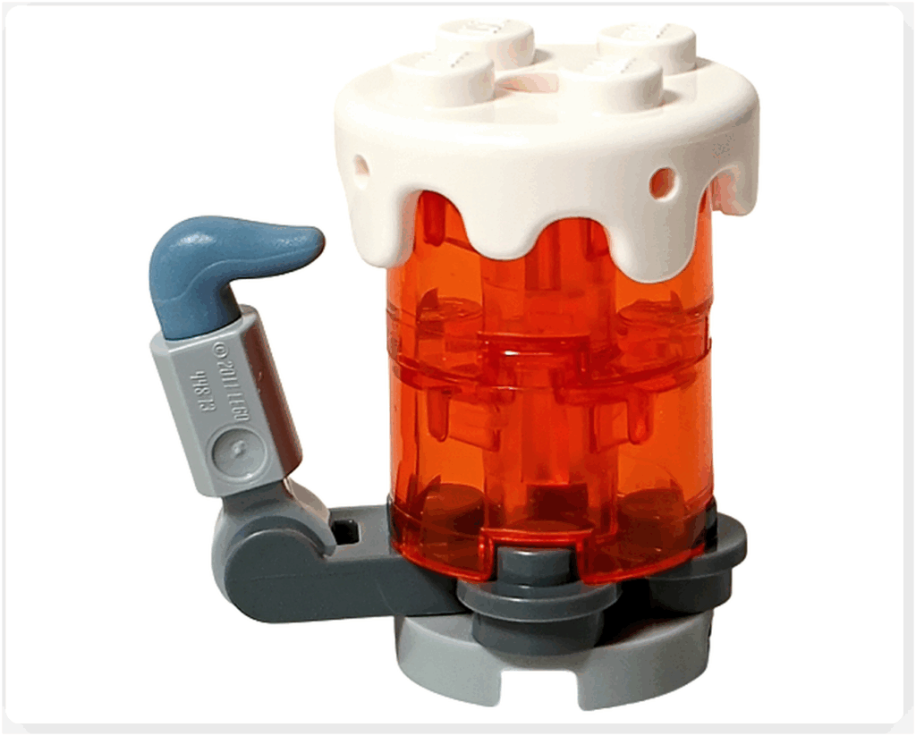 LEGO Harry Potter 76456「ハリー・ポッター アドベントカレンダー2025」15日目。 オレンジの透明パーツをジョッキに見立て、白いパーツで泡を表現したバタービールのミニビルドが完成している。