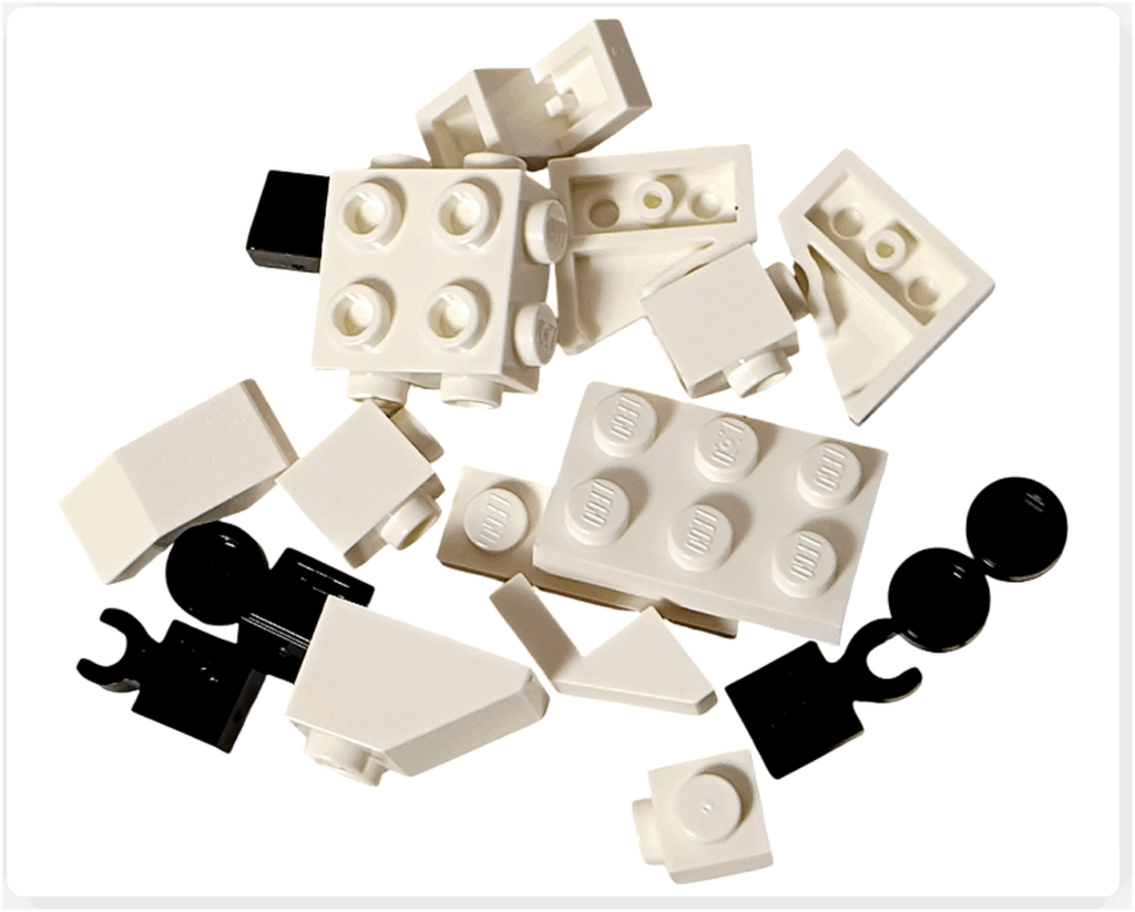 LEGO Harry Potter 76456「ハリー・ポッター アドベントカレンダー2025」2日目のパーツ。 白いブロックを中心に、黒いクリップパーツや丸プレートなどが並ぶ。 ヘドウィグ（フクロウ）を組み立てるための構成。