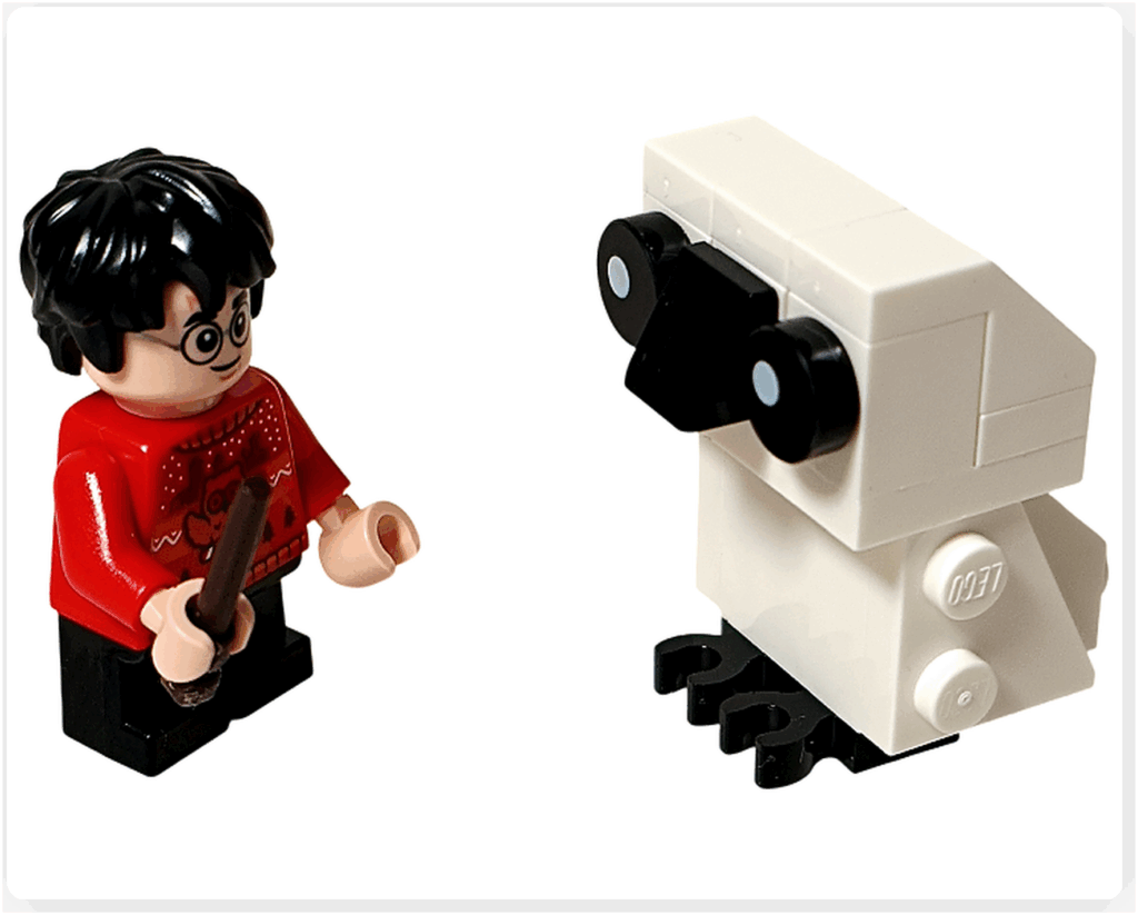 LEGO Harry Potter 76456「ハリー・ポッター アドベントカレンダー2025（Harry Potter Advent Calendar 2025）」ハリー・ポッターとヘドウィグのツーショット。 赤いセーター姿のハリーが杖を手に立ち、白いヘドウィグのミニモデルと向かい合っている。 ホグワーツの冬のシーンを再現した構図。