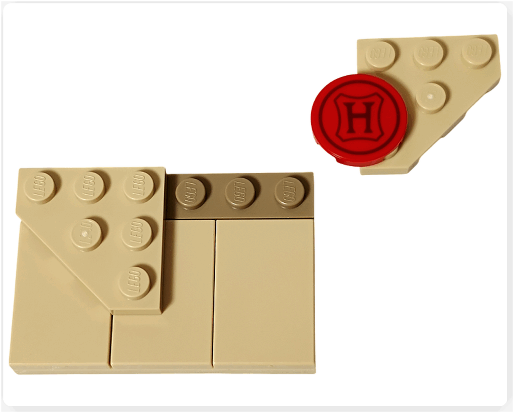 LEGO Harry Potter 76456「ハリー・ポッター アドベントカレンダー2025」ホグワーツ入学許可証の組立途中。 ベージュのプレートを組み合わせて封筒の形を作り、右上に赤い封蝋パーツが添えられている。