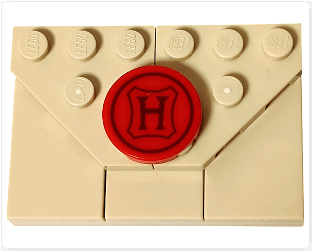 LEGO Harry Potter 76456「ハリー・ポッター アドベントカレンダー2025」ホグワーツ入学許可証の完成形。 ベージュの封筒型パーツに赤い封蝋パーツを中央に配置し、ホグワーツの紋章「H」が印刷されている。 魔法界への招待状をモチーフにしたミニモデル。