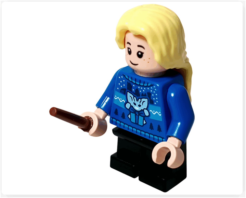 LEGO Harry Potter 76456「ハリー・ポッター アドベントカレンダー2025」ルーナ・ラブグッドのミニフィギュア正面。 青いセーターに不思議な生き物モチーフ、黒い脚部、金髪ロングヘア、杖を持つ姿。