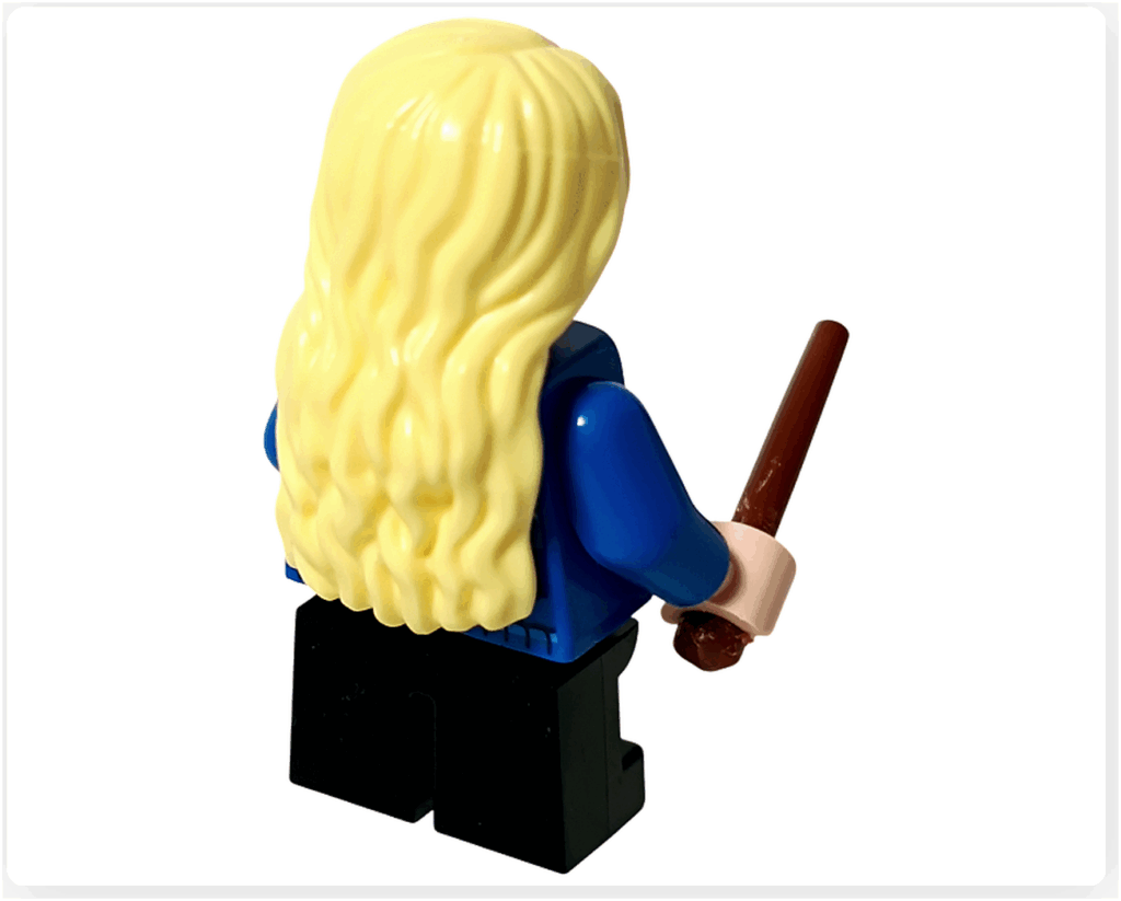 LEGO Harry Potter 76456「ハリー・ポッター アドベントカレンダー2025」ルーナ・ラブグッド ミニフィギュア背面。 金色のロングヘアが背中を覆い、青いセーターの裾に白い模様が入っている。