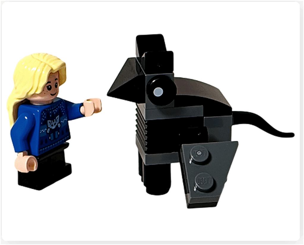 LEGO Harry Potter 76456「ハリー・ポッター アドベントカレンダー2025」 ルーナ・ラブグッドのミニフィギュアとサストラルのミニモデルが向かい合う。 ルーナが杖を下げ、サストラルの顔に手を伸ばすような構図で、夜明け前の森を表現している。
