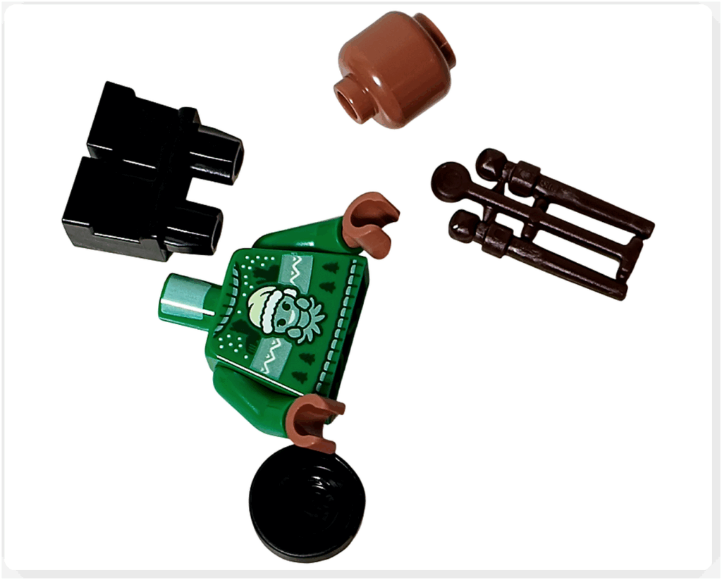 LEGO Harry Potter 76456「ハリー・ポッター アドベントカレンダー2025」19日目のパーツ。 グリーンのセーター胴体には編み込み風のプリントと魔法生物のモチーフ、黒の脚部、ブラウンの頭部、杖2本が含まれている。