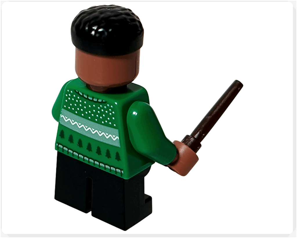 LEGO Harry Potter 76456「ハリー・ポッター アドベントカレンダー2025」ブレーズ・ザビニ ミニフィギュア背面。 グリーンのセーターに白の編み込み模様が入り、下部にはツリー柄の装飾が見える。