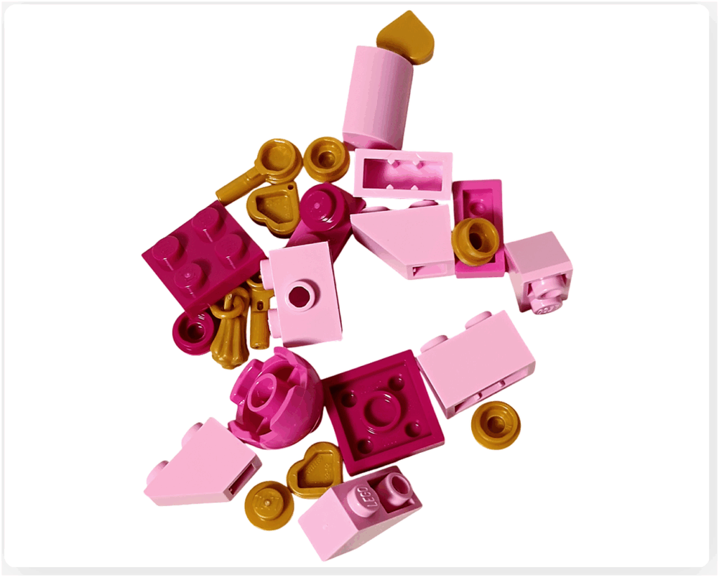 LEGO Harry Potter 76456 アドベントカレンダー2025の21日目パーツ。 ピンクとローズピンクのブロックに、ゴールドのハート形パーツが含まれた構成。 愛の妙薬（アモーテンシア）の小瓶を組み立てるためのブロック一式。