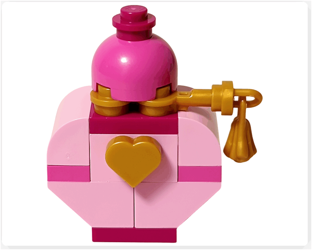 LEGO Harry Potter 76456「ハリー・ポッター アドベントカレンダー2025」21日目の完成。 ピンクのボトルにゴールドのハートと飾りがついた、愛の妙薬（アモーテンシア）のミニモデル。