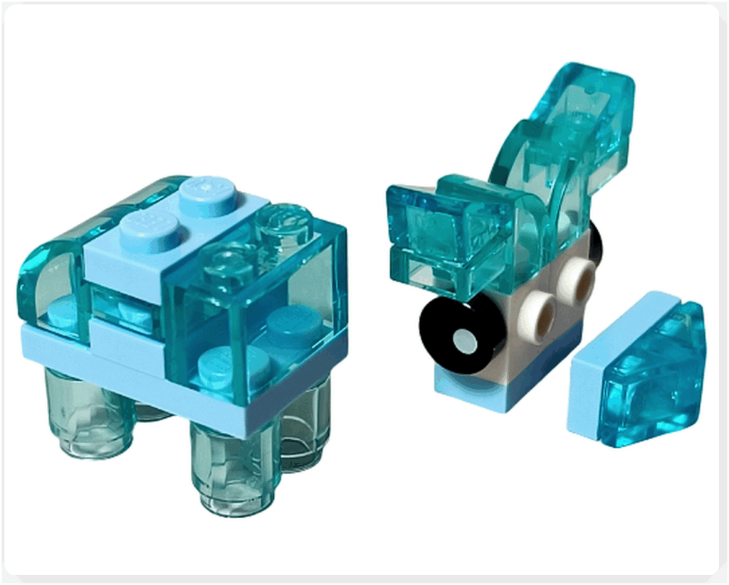 LEGO Harry Potter 76456 アドベントカレンダー2025のスタッグ・パトローナス組立途中。 透明ブルーの脚と胴体が組み上がり、幻想的な雰囲気を帯びている。