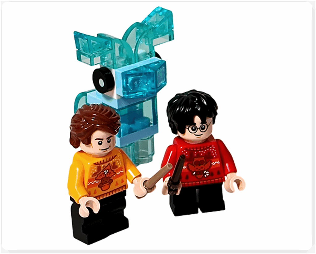 LEGO Harry Potter 76456「ハリー・ポッター アドベントカレンダー2025」24日目の完成シーン。 ハリー・ポッターとセドリック・ディゴリーのミニフィギュアが並び、背後に透明ブルーのスタッグ・パトローナスが立つ。 ふたりの絆を象徴するように、青い光が穏やかに輝いている構図。