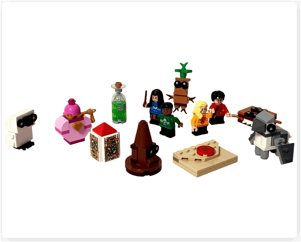 LEGO Harry Potter 76456「ハリー・ポッター アドベントカレンダー2025」全24日分のミニモデルを並べた全体写真。 ハリーやチョウ、ハンナ、ブレーズのミニフィギュアと、マンドレイクやサストラル、魔法薬などの小物モデルが円状に配置されている。 ホグワーツの冬をテーマにしたセット全体の様子。