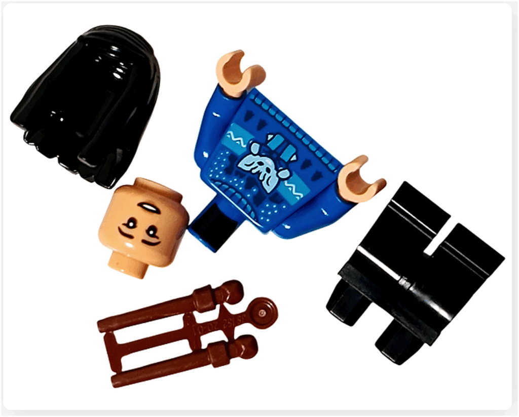LEGO Harry Potter 76456「ハリー・ポッター アドベントカレンダー2025」4日目のチョウ・チャンのパーツ。 青いセーターに不思議な生き物モチーフ、黒い脚部、黒髪パーツ、杖、笑顔の表情パーツが並ぶ。