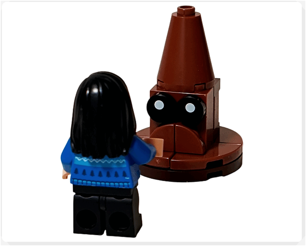 LEGO Harry Potter 76456「ハリー・ポッター アドベントカレンダー2025」5日目のシーン。 チョウ・チャンのミニフィギュアが組み分け帽子の前に立ち、青いセーター姿で静かに見つめている。