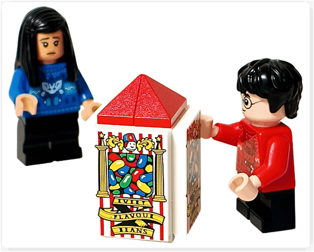 LEGO Harry Potter 76456「ハリー・ポッター アドベントカレンダー2025」6日目のシーン。 ハリー・ポッターが「バーティー・ボッツの百味ビーンズ」箱に手を伸ばし、 チョウ・チャンが距離を取って見つめる場面を再現。