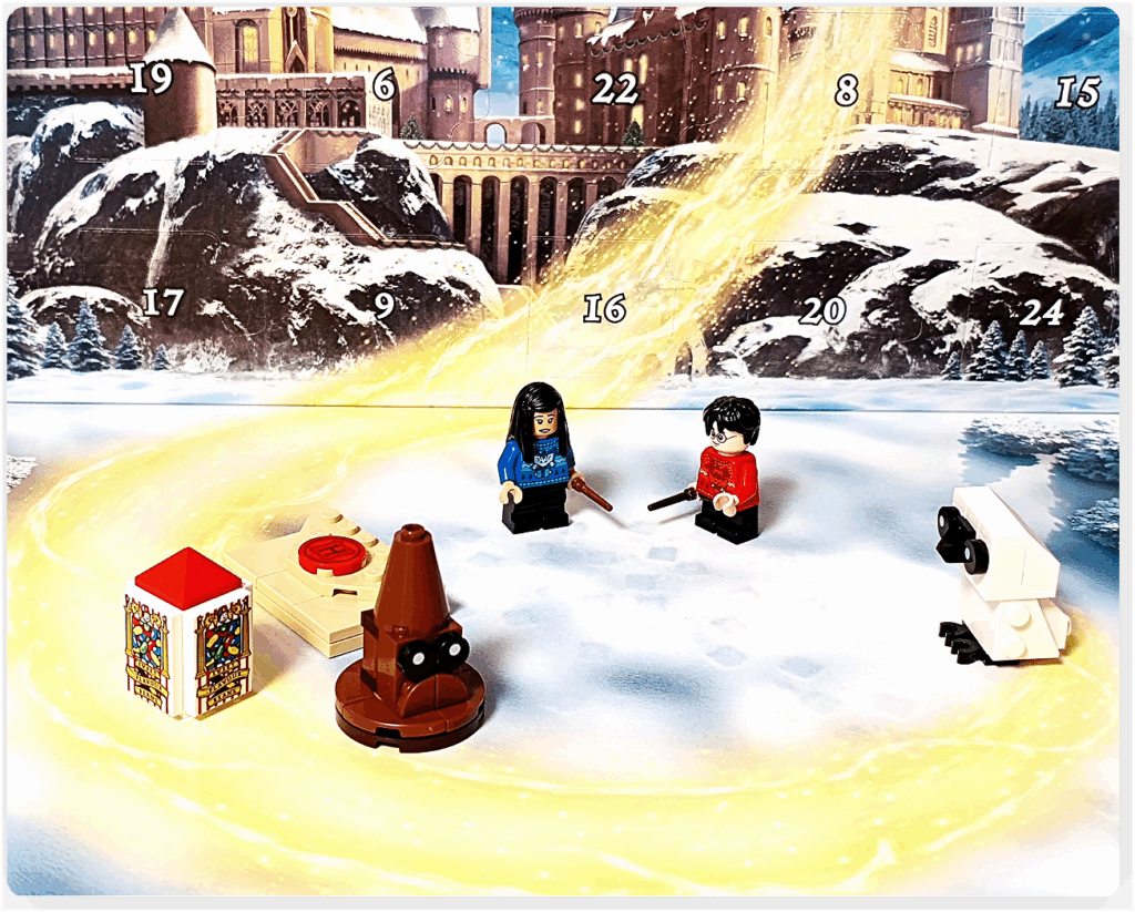 LEGO Harry Potter 76456「ハリー・ポッター アドベントカレンダー2025」第1部のまとめシーン。 雪のホグワーツ城を背景に、ハリー・ポッターとチョウ・チャンのミニフィギュアが並び、 組み分け帽子、入学許可証、百味ビーンズの箱、白い魔法生物（ヘドウィグ）が配置されている。 背景の扉番号が光に包まれ、冬の魔法の始まりを感じさせる構図。