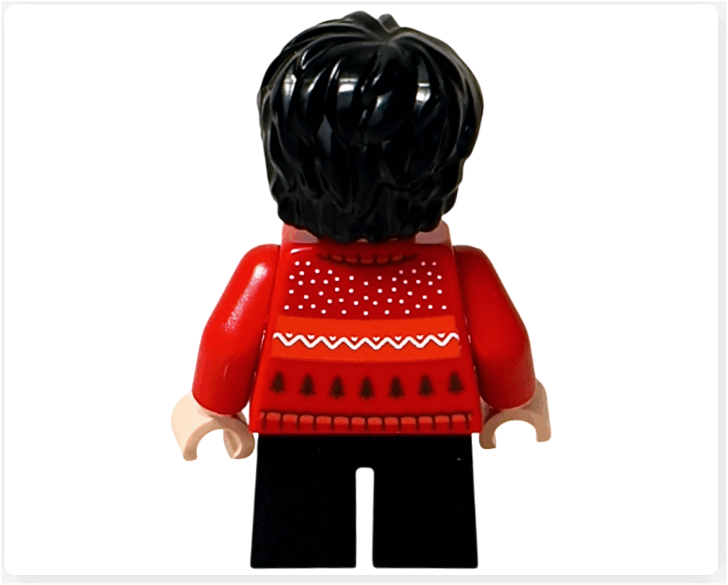 LEGO Harry Potter 76456「アドベントカレンダー2025（Harry Potter Advent Calendar 2025）」登場キャラクター、ハリー・ポッターのミニフィギュア背面。 赤いニットセーターの後ろに雪のドット模様とツリー柄のプリント。