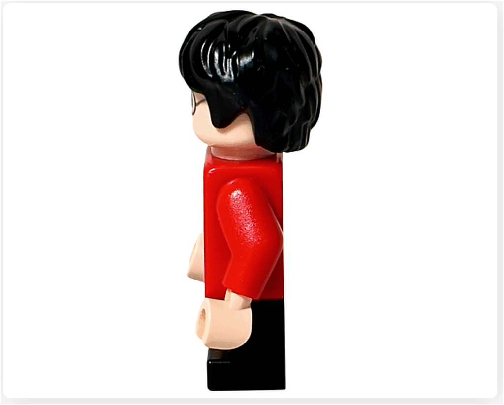 LEGO Harry Potter 76456「アドベントカレンダー2025（Harry Potter Advent Calendar 2025）」登場キャラクター、ハリー・ポッターのミニフィギュア左側面。 赤いセーターと黒いパンツのコントラストが映える冬の装い。