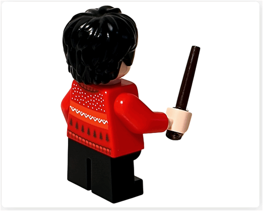 LEGO Harry Potter 76456「アドベントカレンダー2025（Harry Potter Advent Calendar 2025）」登場キャラクター、ハリー・ポッターのミニフィギュア背面。 赤いセーターを着て魔法の杖を持つ後ろ姿。