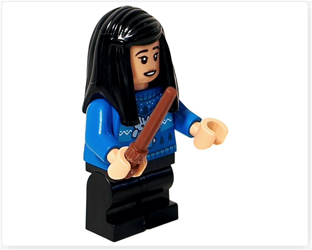 LEGO Harry Potter 76456「アドベントカレンダー2025（Harry Potter Advent Calendar 2025）」登場キャラクター、チョウ・チャンのミニフィギュア。 青いセーターを着て魔法の杖を持つポーズ。冬のホグワーツの装い。