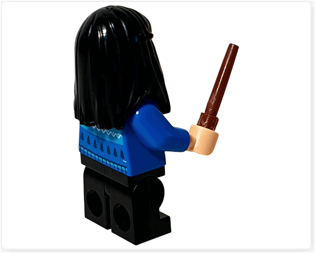 LEGO Harry Potter 76456「アドベントカレンダー2025（Harry Potter Advent Calendar 2025）」登場キャラクター、チョウ・チャンのミニフィギュア背面。 青いセーターで杖を持つ後ろ姿。ツリープリント入りの冬服。