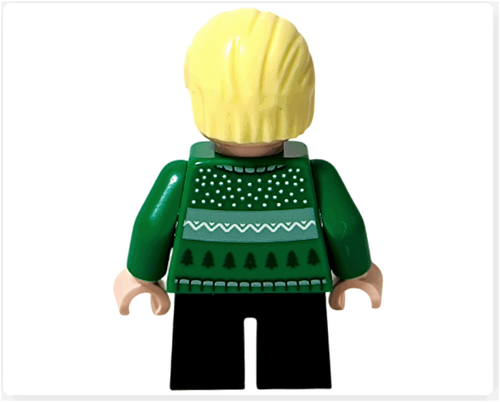 LEGO Harry Potter 76456「アドベントカレンダー2025」登場キャラクター、ドラコ・マルフォイのミニフィギュア背面。 緑のセーターにツリーパターンと雪の模様が描かれた冬の衣装。