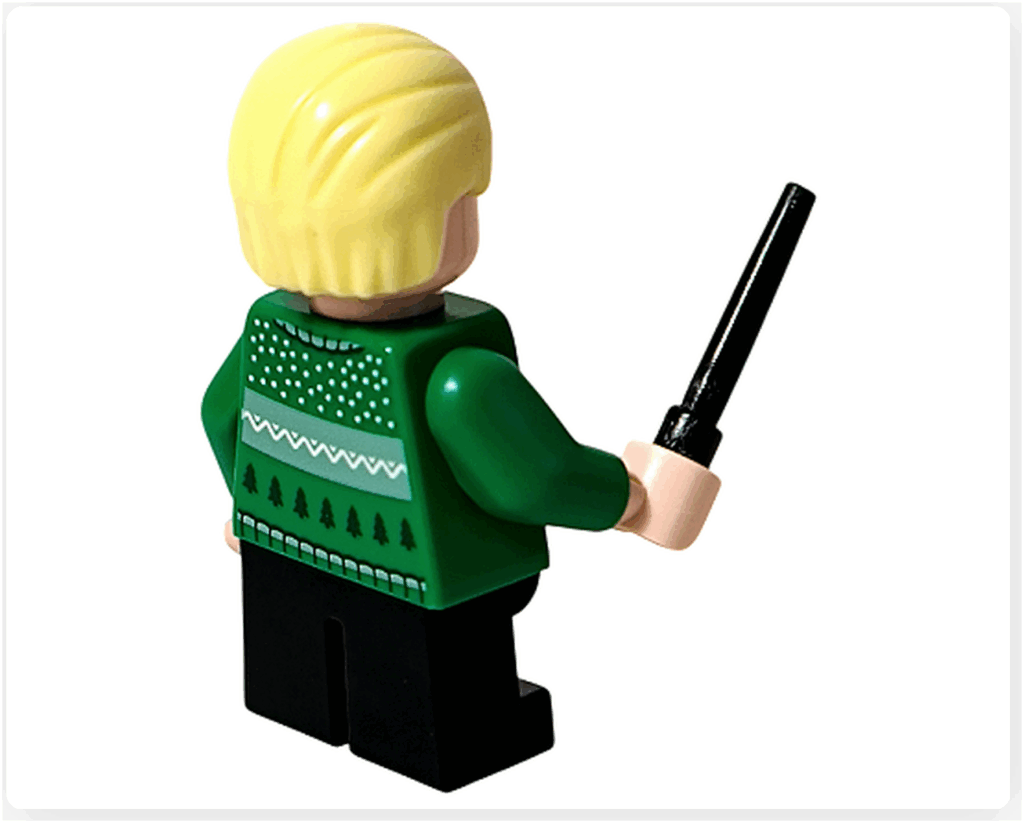 LEGO Harry Potter 76456「アドベントカレンダー2025」登場キャラクター、ドラコ・マルフォイのミニフィギュア背面。 緑のセーターで杖を持つ後ろ姿。