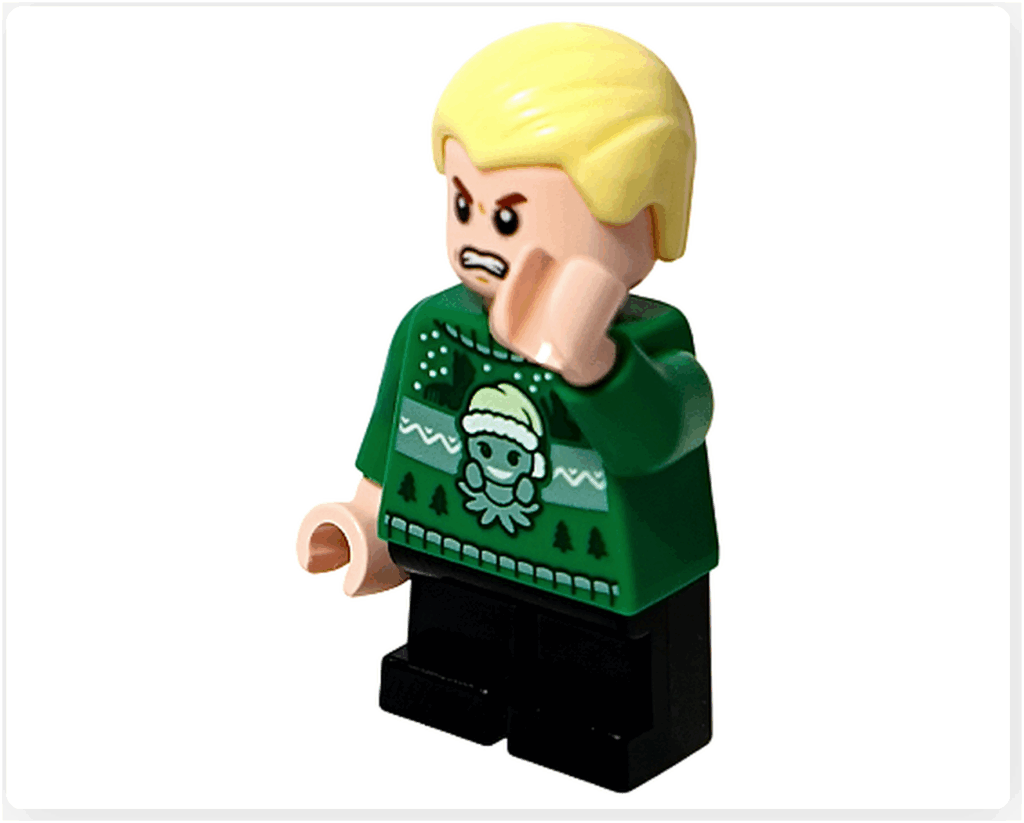 LEGO Harry Potter 76456「アドベントカレンダー2025」登場キャラクター、ドラコ・マルフォイのミニフィギュア。 怒った表情で拳を握るポーズ。緑のセーター姿。