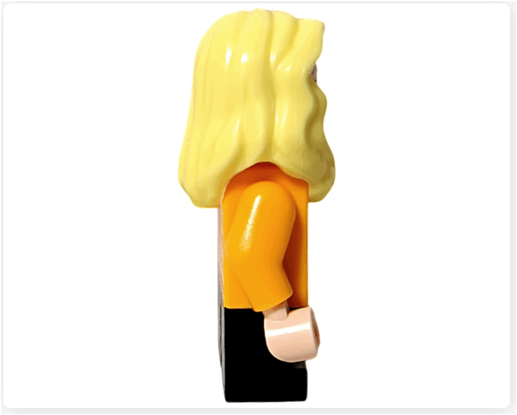 LEGO Harry Potter 76456「アドベントカレンダー2025」登場キャラクター、ハンナ・アボットのミニフィギュア右側面。 金髪とオレンジのセーターが特徴的な冬の装い。