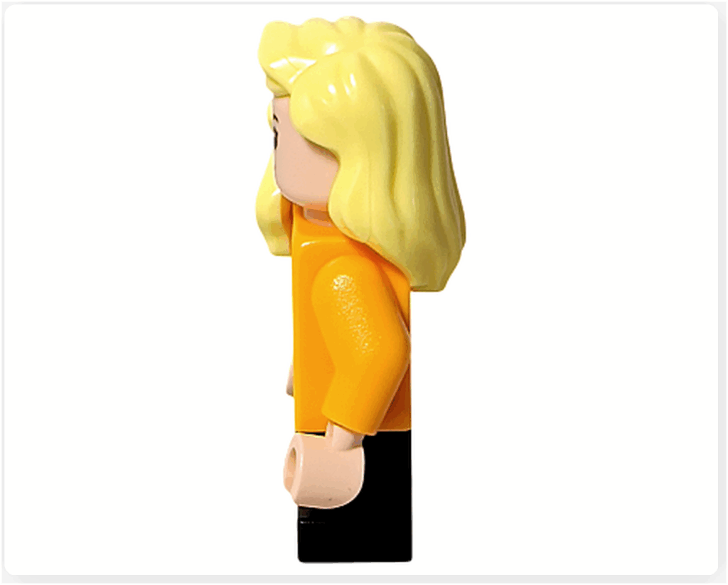 LEGO Harry Potter 76456「アドベントカレンダー2025」登場キャラクター、ハンナ・アボットのミニフィギュア左側面。 ブロンドヘアとオレンジのセーター姿の冬のホグワーツ生徒。