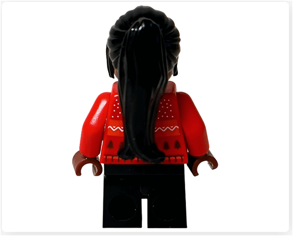 LEGO Harry Potter 76456「アドベントカレンダー2025」登場キャラクター、アンジェリーナ・ジョンソンのミニフィギュア背面。 赤いセーター背面に雪とツリー柄がプリントされた冬の衣装。