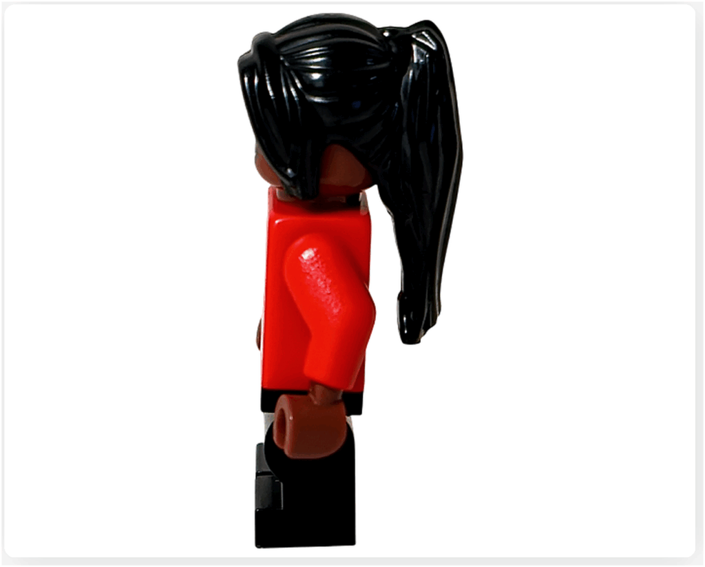 LEGO Harry Potter 76456「アドベントカレンダー2025」登場キャラクター、アンジェリーナ・ジョンソンのミニフィギュア左側面。 赤いセーター姿で黒髪ポニーテールの造形が印象的。