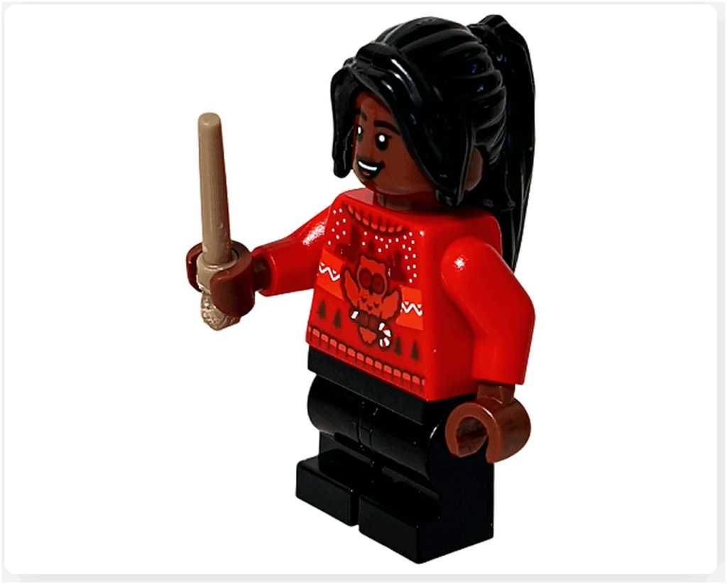LEGO Harry Potter 76456「アドベントカレンダー2025」登場キャラクター、アンジェリーナ・ジョンソンのミニフィギュア。 赤いセーターを着て杖を構えるポーズ。