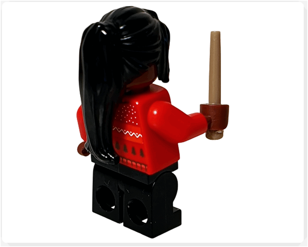 LEGO Harry Potter 76456「アドベントカレンダー2025」登場キャラクター、アンジェリーナ・ジョンソンのミニフィギュア背面。 赤いセーター姿で杖を持つ後ろ姿。