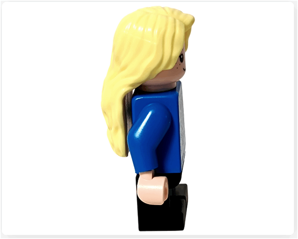 LEGO Harry Potter 76456「アドベントカレンダー2025」登場キャラクター、ルーナ・ラブグッドのミニフィギュア右側面。 長い金髪と青いセーター姿。