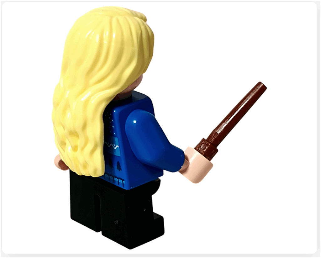LEGO Harry Potter 76456「アドベントカレンダー2025」登場キャラクター、ルーナ・ラブグッドのミニフィギュア背面。 杖を持ち、青いセーターを着た後ろ姿。