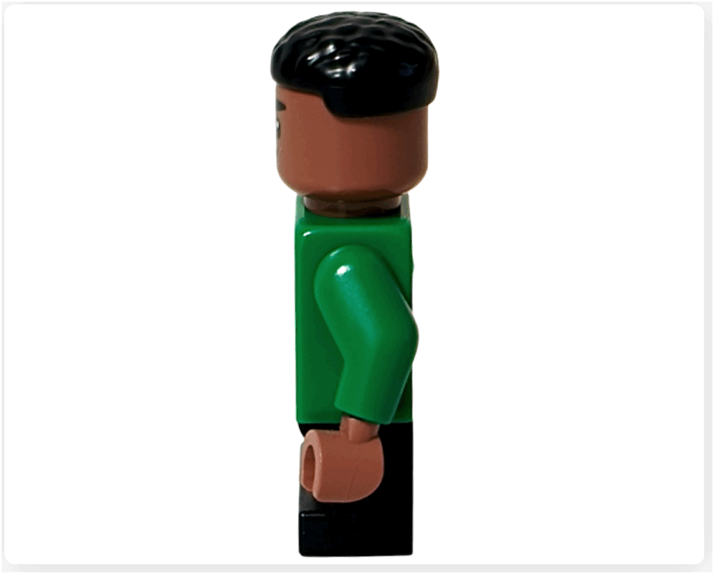 LEGO Harry Potter 76456「アドベントカレンダー2025」登場キャラクター、ブレーズ・ザビニのミニフィギュア左側面。 緑のセーター姿。