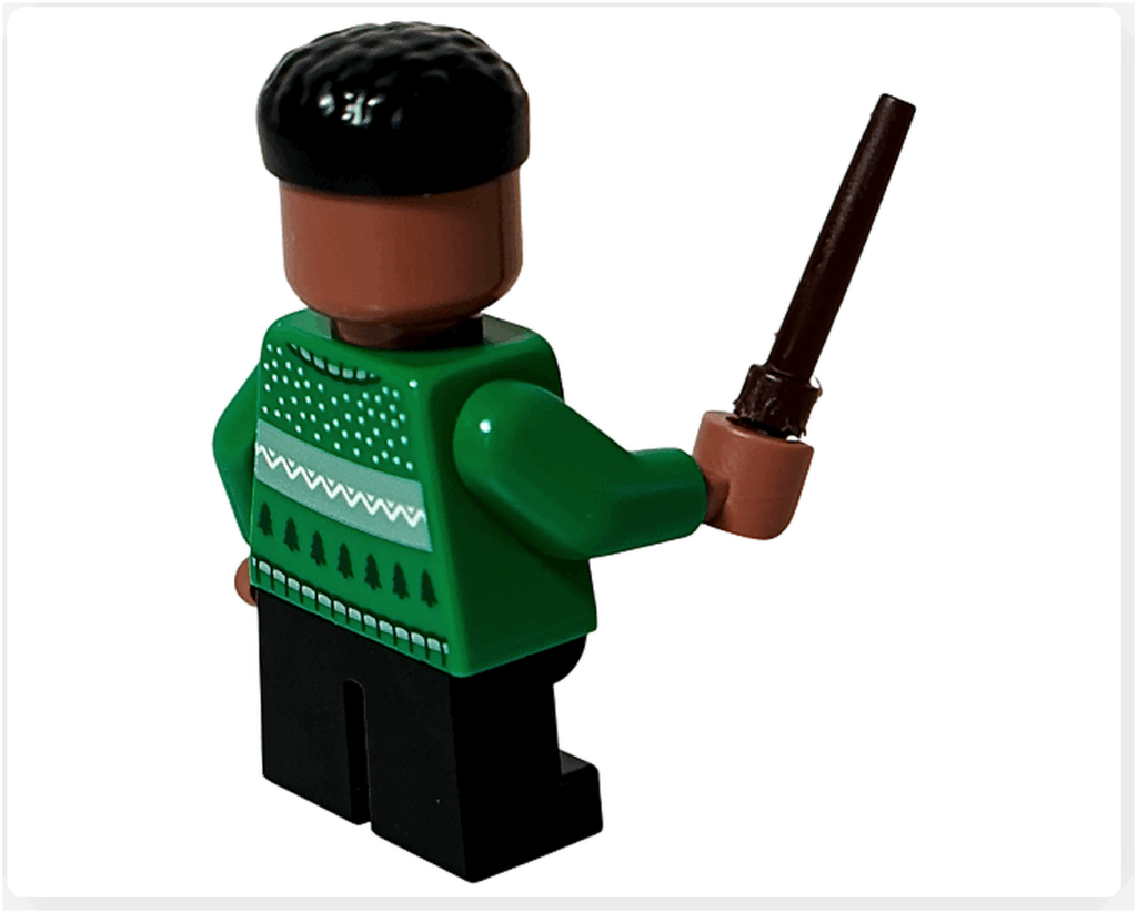LEGO Harry Potter 76456「アドベントカレンダー2025」登場キャラクター、ブレーズ・ザビニのミニフィギュア背面。 杖を持ち、緑のセーターを着た後ろ姿。