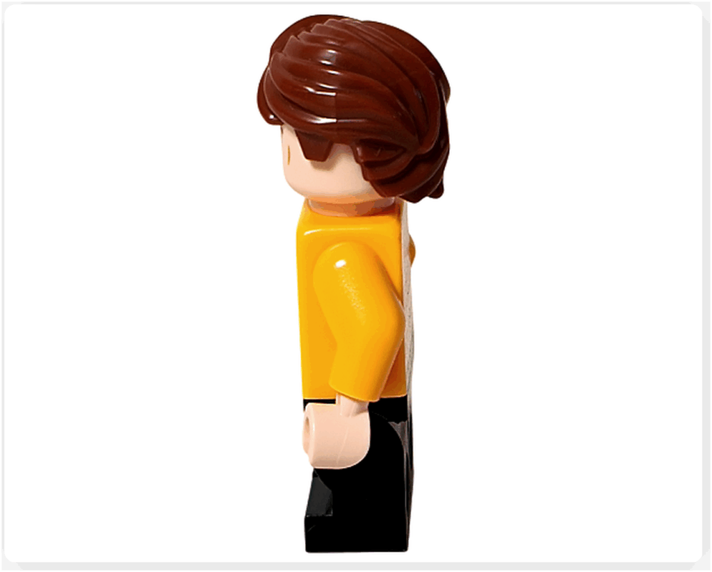 LEGO Harry Potter 76456「アドベントカレンダー2025」登場キャラクター、セドリック・ディゴリーのミニフィギュア左側面。 黄色いセーター姿。