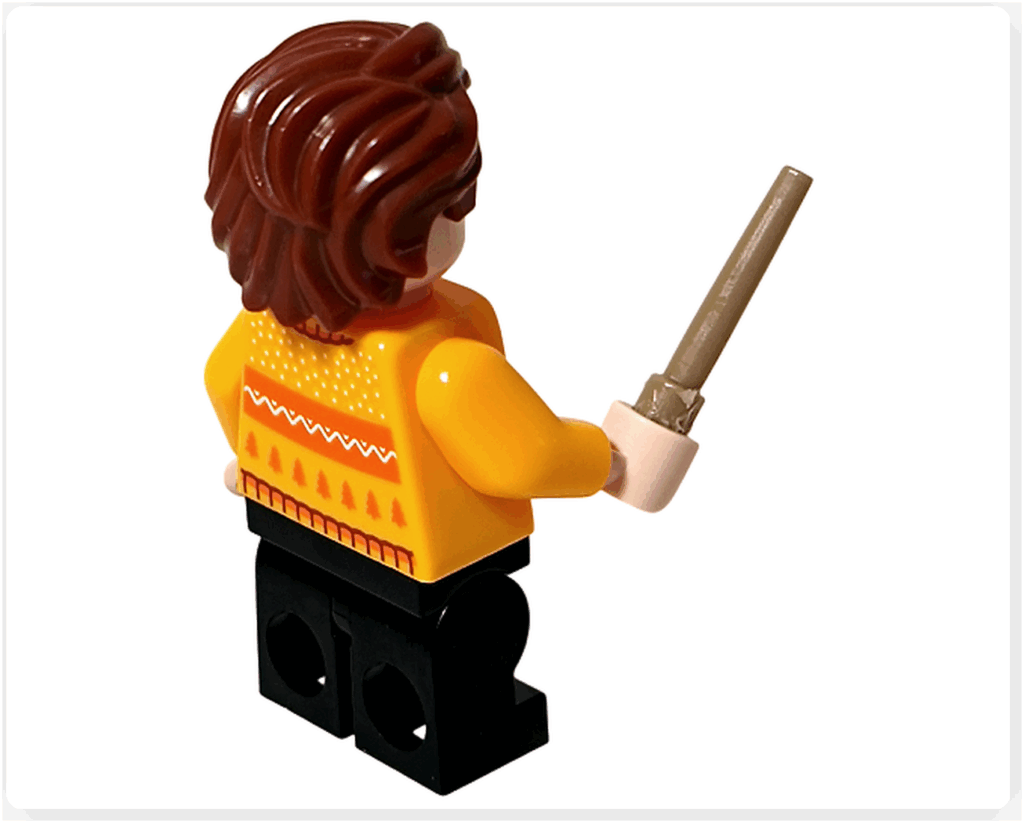 LEGO Harry Potter 76456「アドベントカレンダー2025」登場キャラクター、セドリック・ディゴリーのミニフィギュア背面。 杖を持つ黄色いセーター姿。