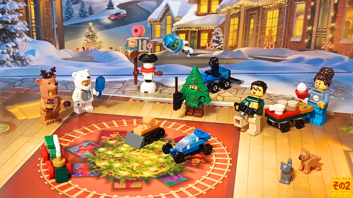 LEGO CITY 60475 Advent Calendar 2025 のアイキャッチ画像。トナカイ、ホッキョクグマ、ツリーコスチュームのミニフィグが集まり、ミニカーやロボット、スノーマン、フードワゴンなどアドベントカレンダーのミニモデルが部屋の中央に並ぶ、にぎやかな冬のシーン。