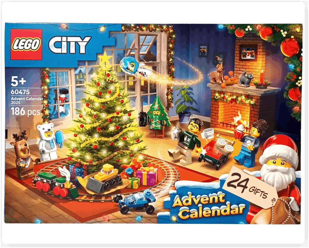 LEGO CITY 60475 Advent Calendar 2025 パッケージ正面。 クリスマスツリーを中心に、ホッキョクグマやトナカイ、ツリーコスチュームの子、ミニビルドが描かれた室内シーンのデザイン。