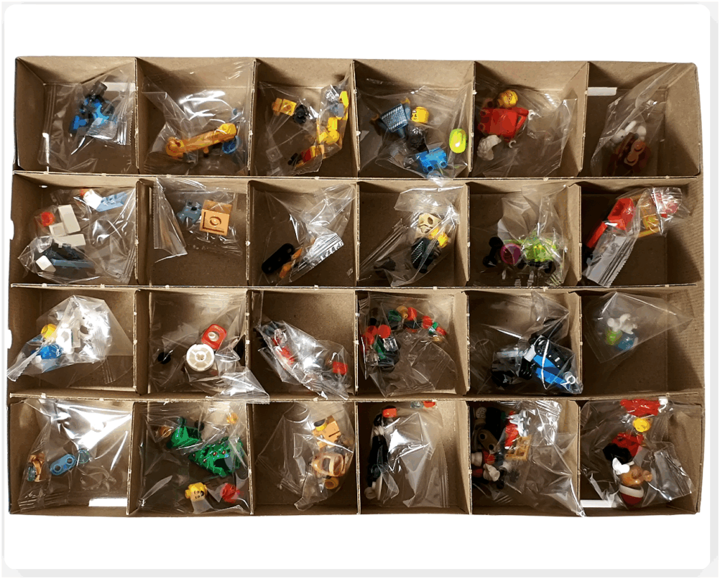 LEGO CITY 60475 Advent Calendar 2025の中箱。外箱から取り出した内箱で、24の小窓が並ぶアドベント形式の構造が見える。