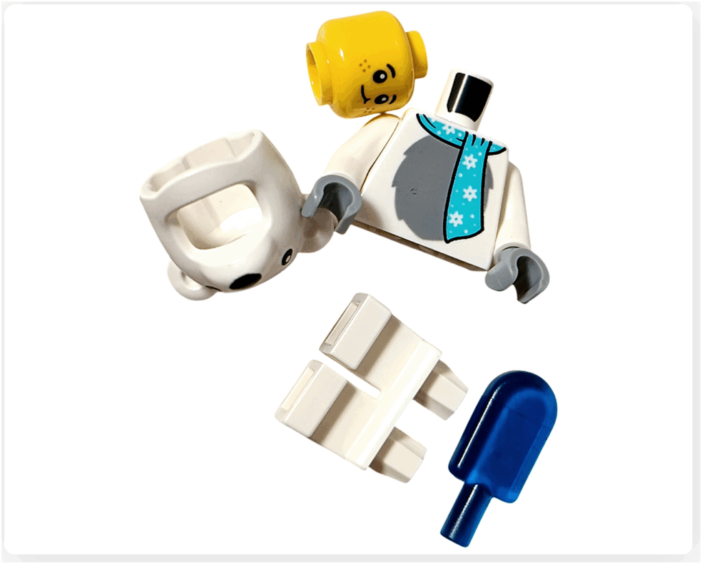 LEGO CITY 60475 Advent Calendar 2025（1日目）ホッキョクグマミニフィグのパーツ構成。白い着ぐるみフード、雪柄胴体、アイスキャンディーが含まれる。