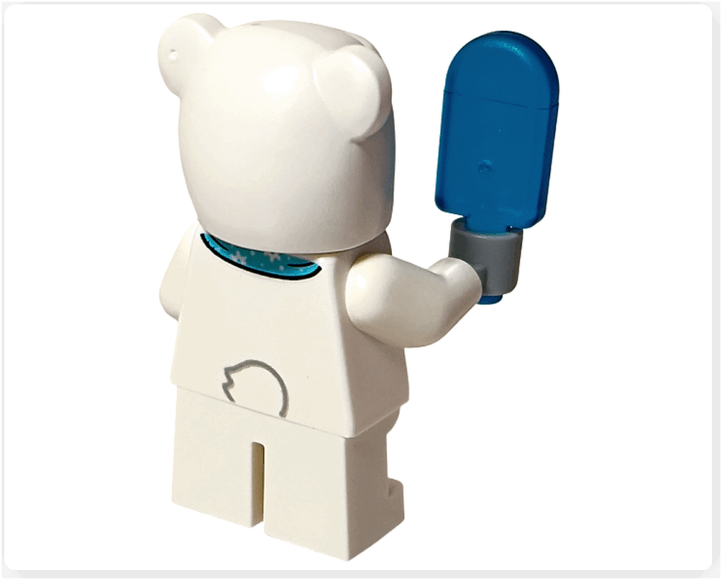 LEGO CITY 60475 Advent Calendar 2025（1日目）ホッキョクグマコスチュームミニフィグの背面。しっぽプリントが入った白い着ぐるみの後ろ姿。