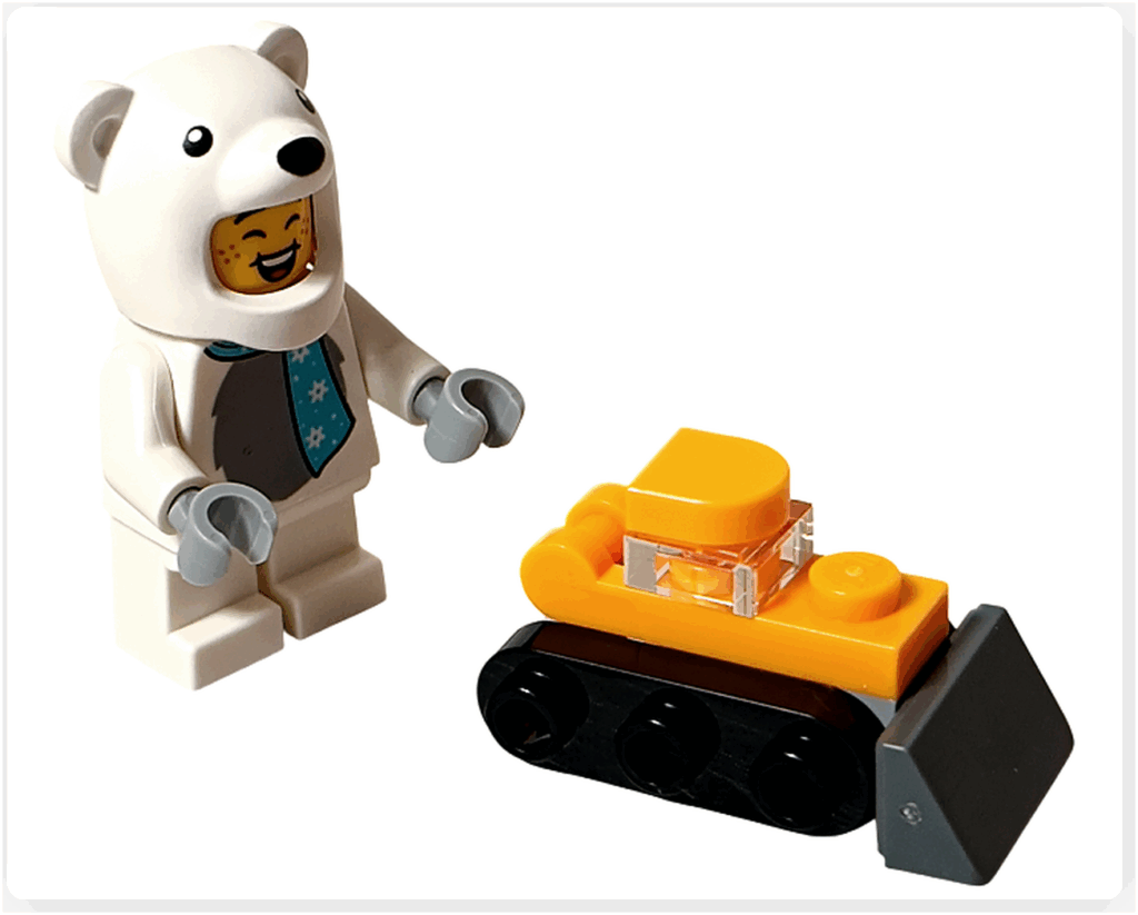 ミニ・ブルドーザーを見つけたホッキョクグマの子が、楽しそうに追いかけるワンシーン。 おもちゃ部屋らしいにぎやかな雰囲気が伝わるショットです。