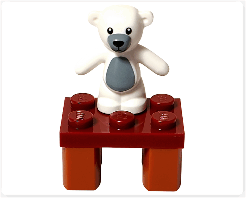 LEGO CITY 60475 Advent Calendar 2025（3日目）ホッキョクグマのぬいぐるみをスタンドに飾った完成形。赤い台座の上に白いぬいぐるみが立つ。