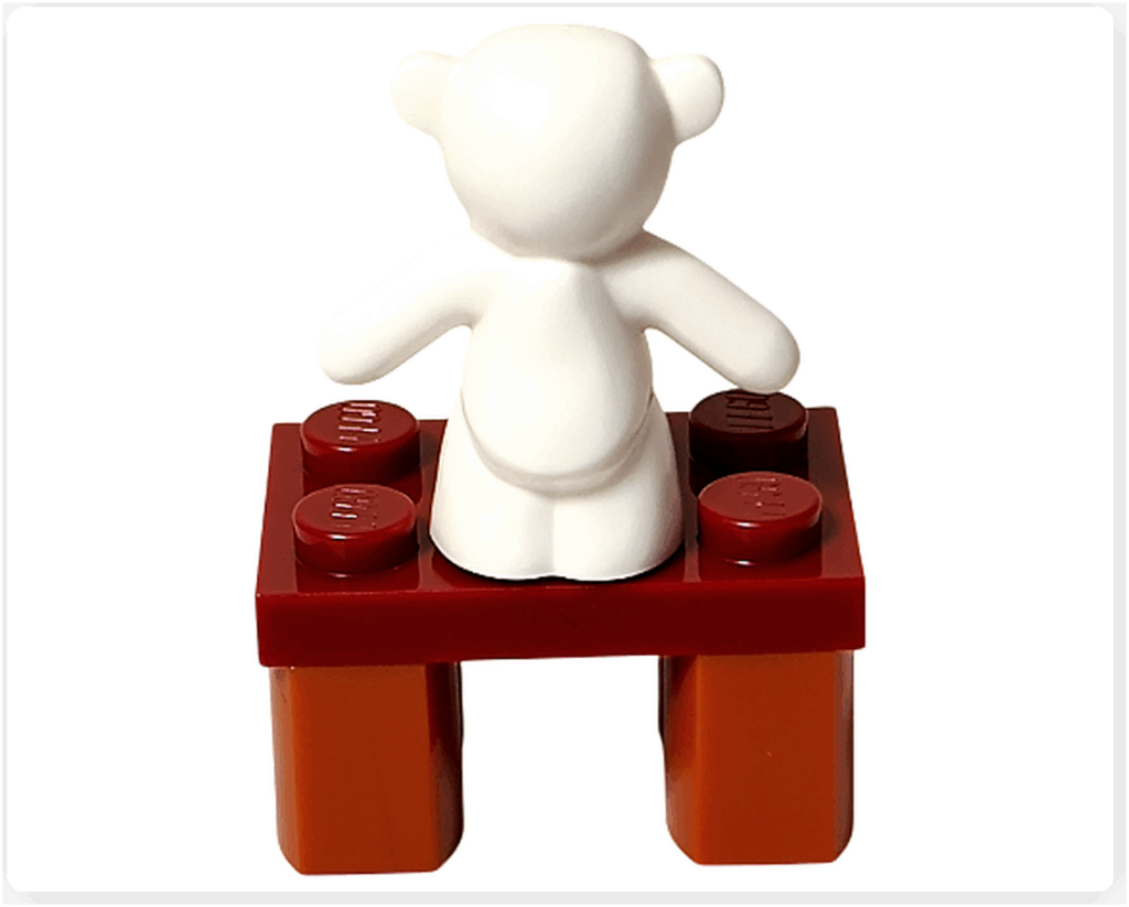 LEGO CITY 60475 Advent Calendar 2025（3日目）ホッキョクグマぬいぐるみスタンドの背面。茶色の脚パーツとぬいぐるみの後ろ姿が見える。