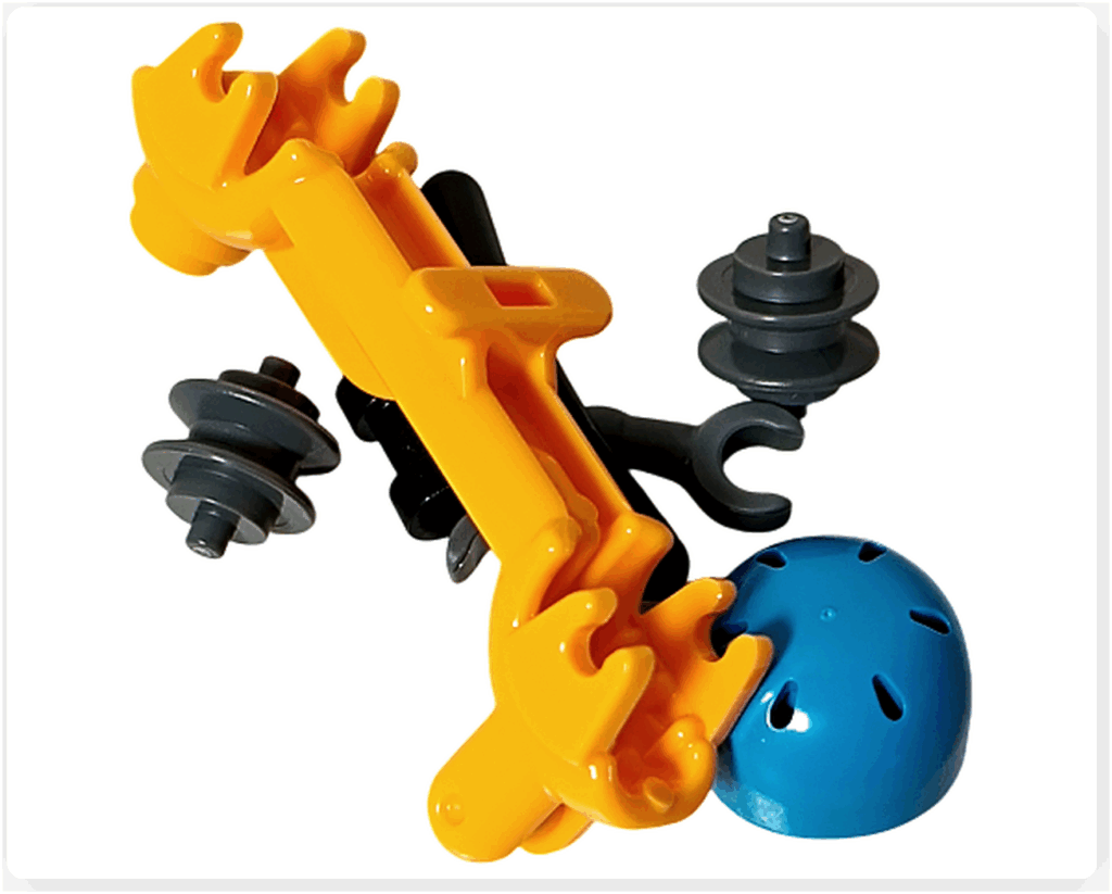 LEGO CITY 60475 Advent Calendar 2025（4日目）キックスクーターのパーツ構成。黄色い車体、車輪パーツ、ハンドル、青いヘルメットが含まれる。