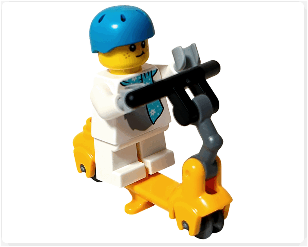 LEGO CITY 60475 Advent Calendar 2025（4日目）キックスクーターにミニフィグが乗ったシーン。ホッキョクグマのミニフィグが青いヘルメットをかぶり、車体を操作する姿。