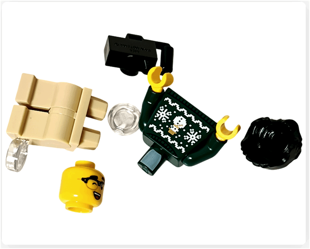 LEGO CITY 60475 Advent Calendar 2025（5日目）カメラを持つミニフィグのパーツ構成。深緑のセーター胴体、黒いカメラ、髪パーツなどが含まれる。